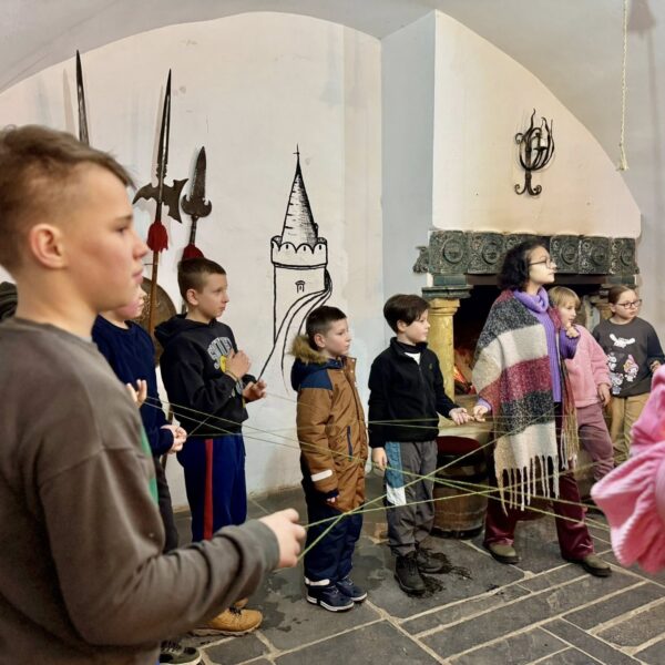 Pierwszy dzień ferii zimowych w gminie Zagrodno. Dzieci odwiedzające Zamek Grodziec