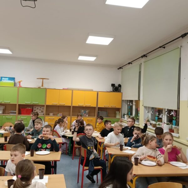 Najmłodsi mieszkańcy gminy podczas Wiosennego Wieczoru Filmowego
