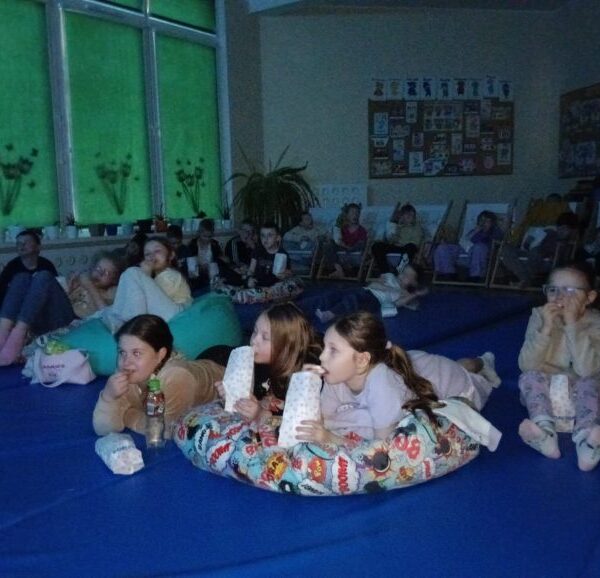 Najmłodsi mieszkańcy gminy podczas Wiosennego Wieczoru Filmowego