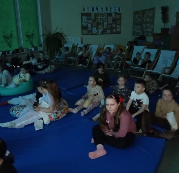 Najmłodsi mieszkańcy gminy podczas Wiosennego Wieczoru Filmowego