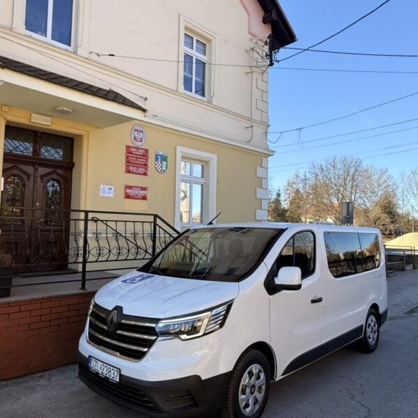 Nowy samochód przystosowany do przewozu osób z niepełnosprawnościami w gminie Zagrodno