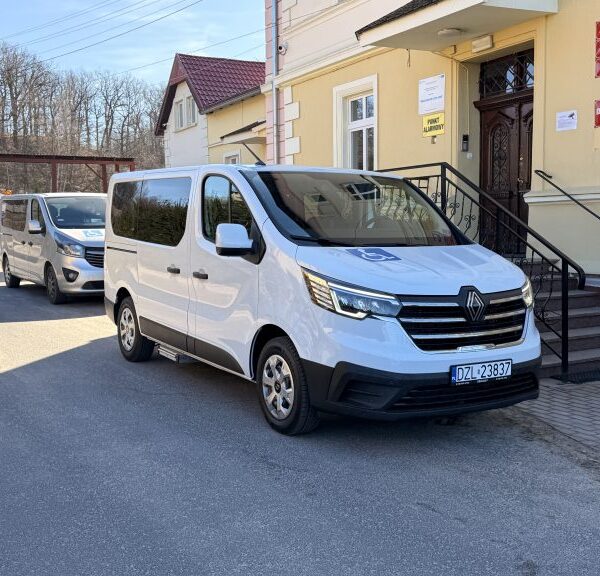 Nowy samochód przystosowany do przewozu osób z niepełnosprawnościami w gminie Zagrodno