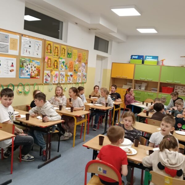 Najmłodsi mieszkańcy gminy podczas Wiosennego Wieczoru Filmowego. Posiłek