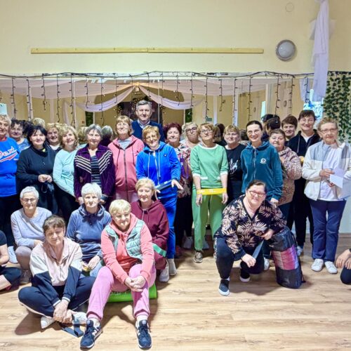 Seniorzy z gminy Zagrodno podczas zajęć fitness