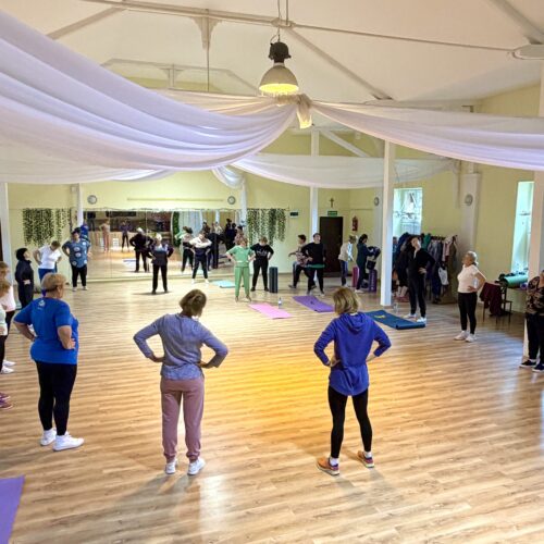 Seniorzy z gminy Zagrodno podczas zajęć fitness
