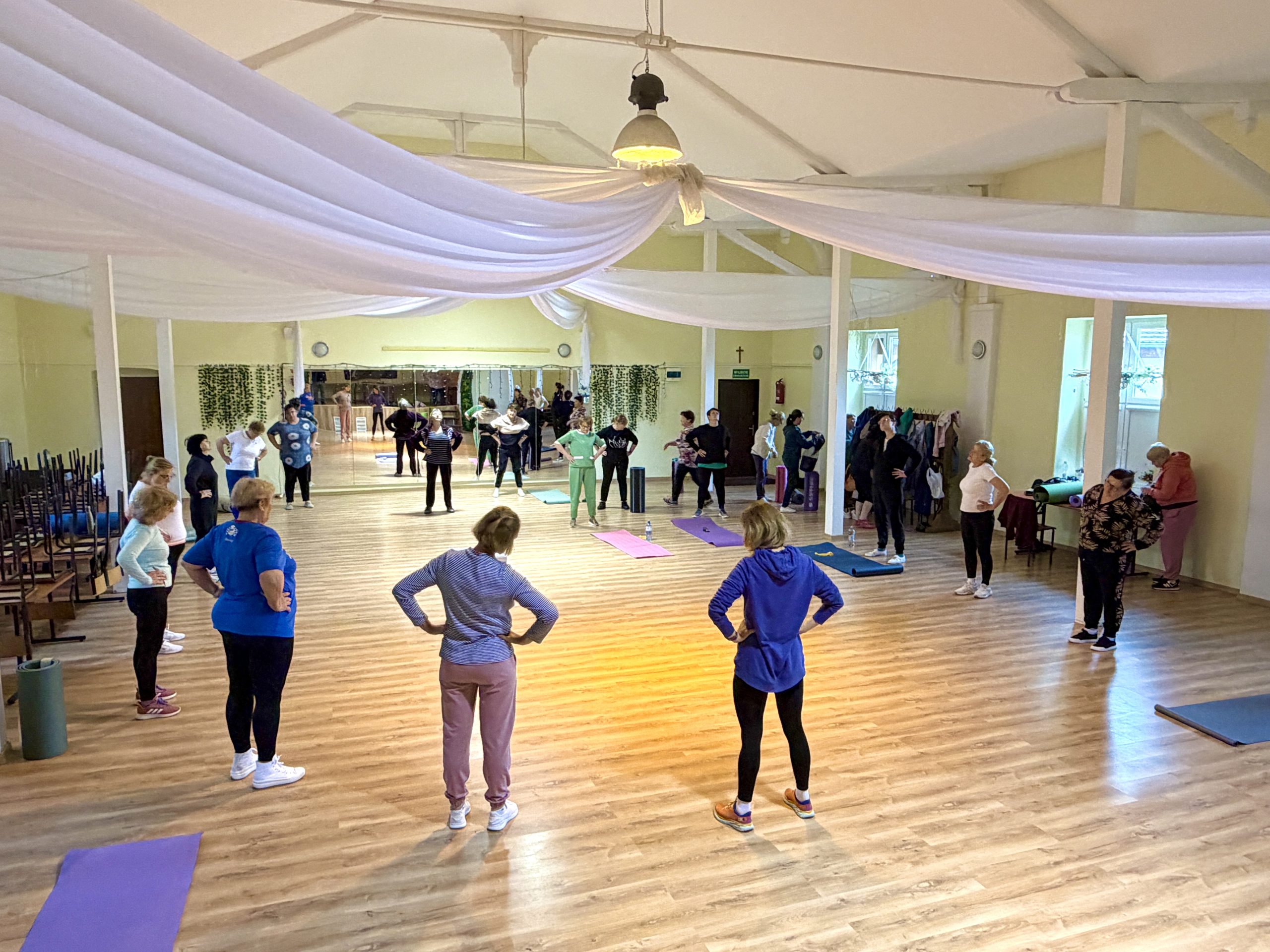 Seniorzy z gminy Zagrodno podczas zajęć fitness