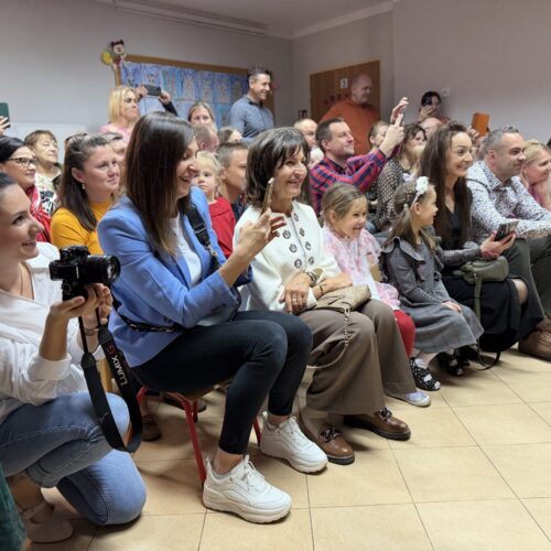 Pasowanie na przedszkolaka w Gminnym Przedszkolu w Zagrodnie. Uczestnicy wydarzenia.