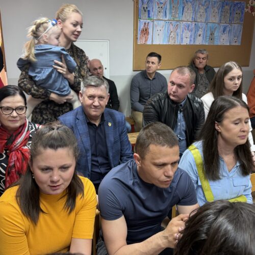 Pasowanie na przedszkolaka w Gminnym Przedszkolu w Zagrodnie. Uczestnicy wydarzenia.