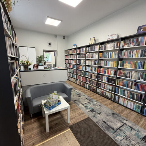 Gminna Biblioteka Publiczna w Zagrodnie. Sala z książkami.