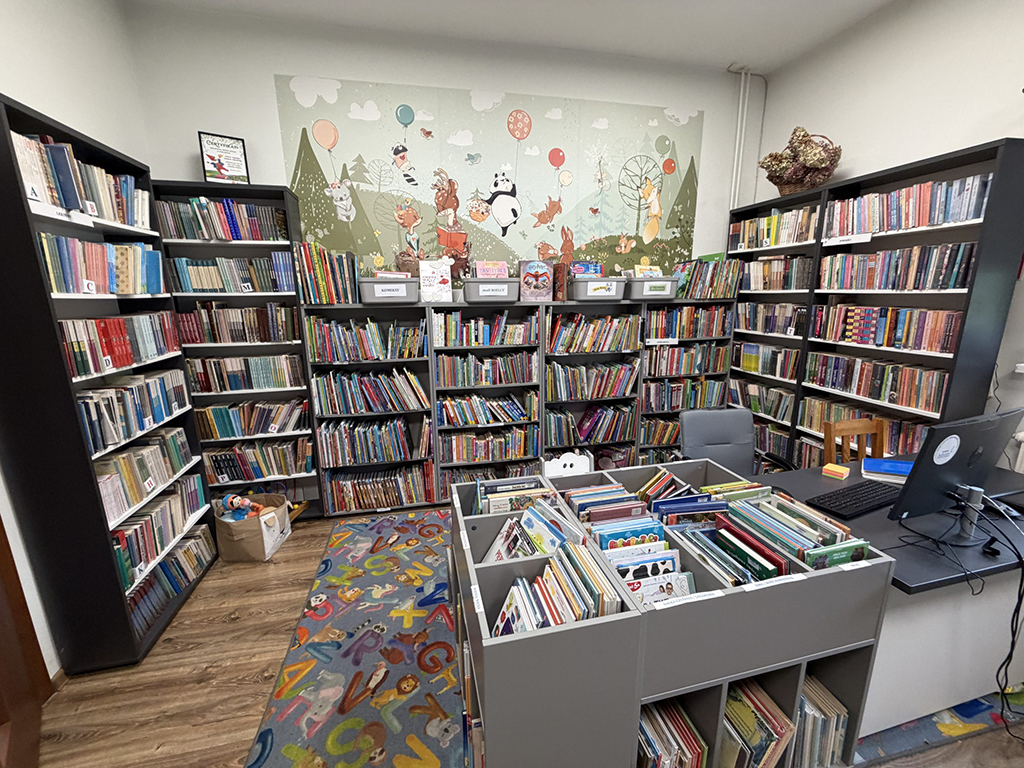 Gminna Biblioteka Publiczna w Zagrodnie. Sala z książkami.